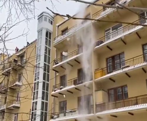 Коммунальщики в районе Аэропорт сбросили снег на припаркованную машину