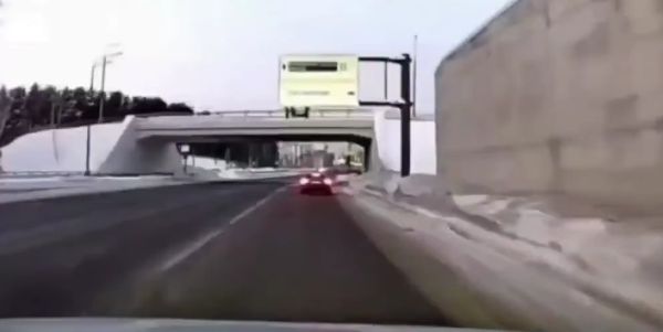 Дети сбросили ледяную глыбу на автомобиль на Киевском шоссе