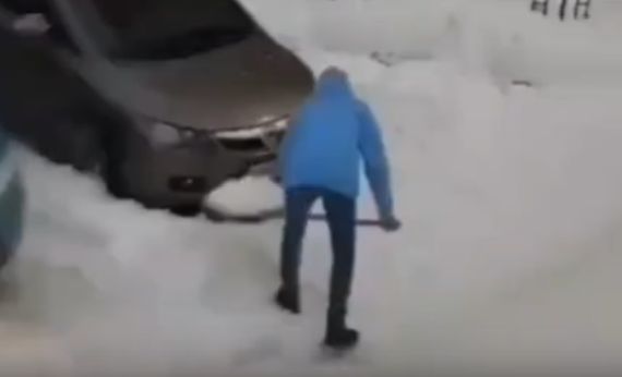 Конфликт из-за сугроба: тульские водители устроили парковочные войны во дворе