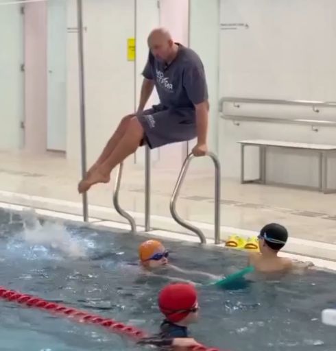 Тренер определённо, в хорошей физической форме и получает удовольствие от своей работы