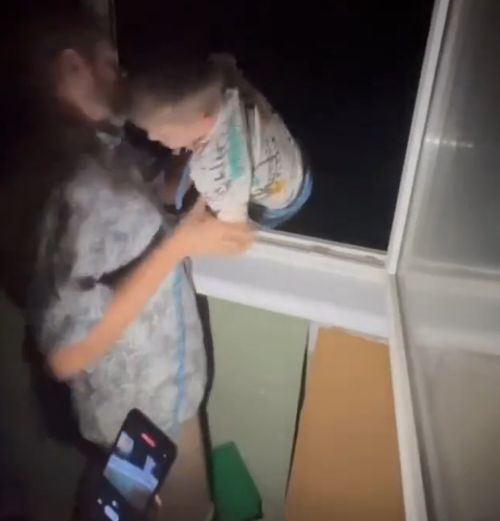 Ничего необычного, просто родители ребёнку решили устроить экстремальный аттракцион