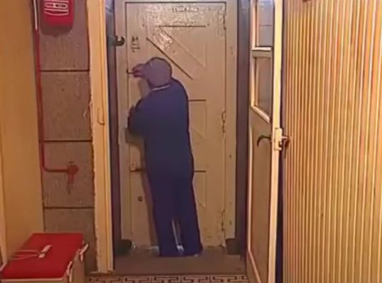 Смотритель маяка закрывает дверь