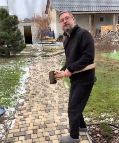 И рыб напугал, и кувалду утопил!