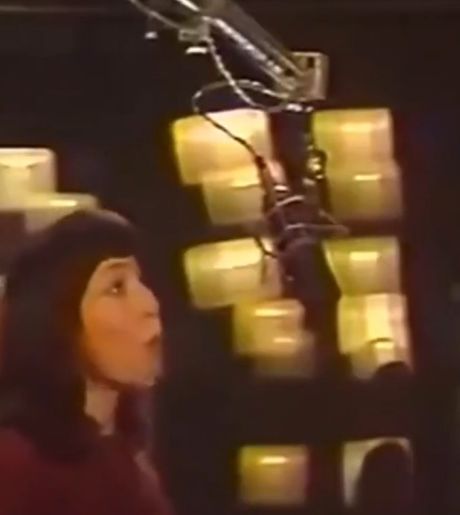 А вы знали кто исполняет песню Электроника?