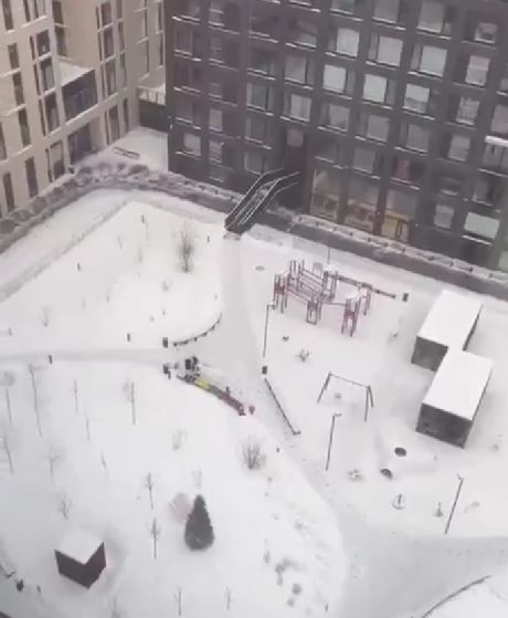 Житель Москвы возвел для детей яркое жилище эскимосов цветных ледяных блоков