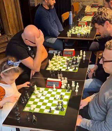 Юная шахматистка