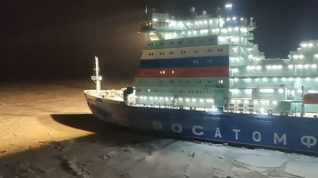 Почему ледоколы выглядят как новогодние ёлки