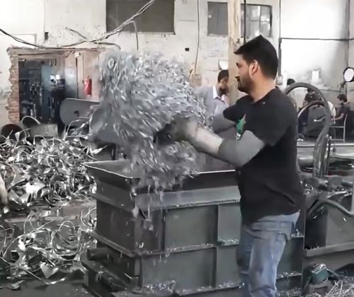 Превращение расплавленного металлолома при температуре 2500°F в скороварку⁠⁠