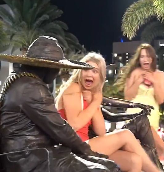 Пугает девушек