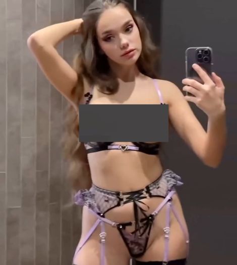 Seltin Sweety у зеркала