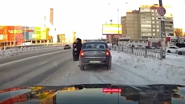 Водитель-учитель бросился в драку на капот