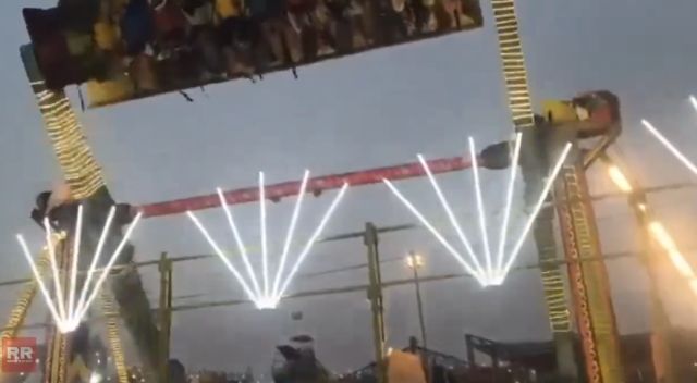 В Индии рухнул экстремальный аттракцион с людьми на полной скорости
