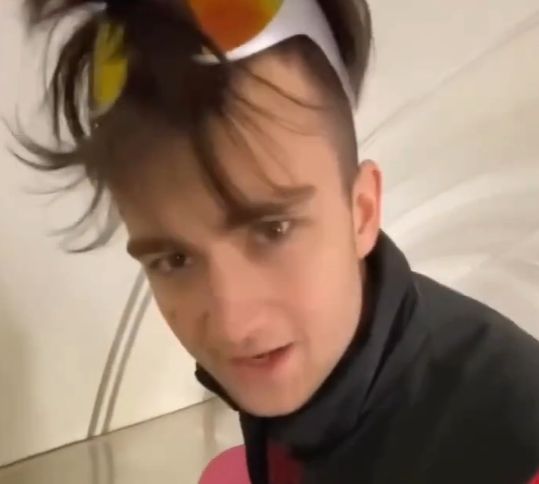 Парень решил спуститься в метро максимально нестандартным способом