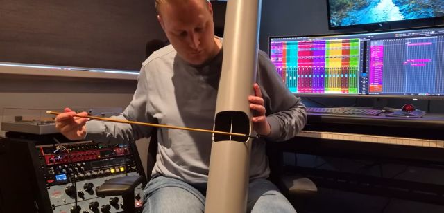 Струна контрабаса в пластиковой трубе