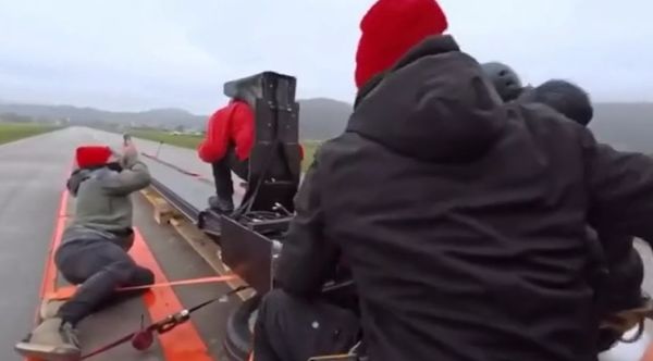 Закон относительности скоростей на примере прыжка с едущего грузовика