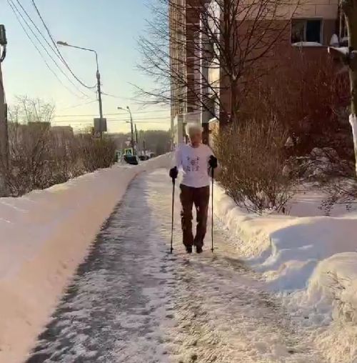 92-летний чемпион Москвы по зимнему плаванию закаляется в лютый мороз без верхней одежды