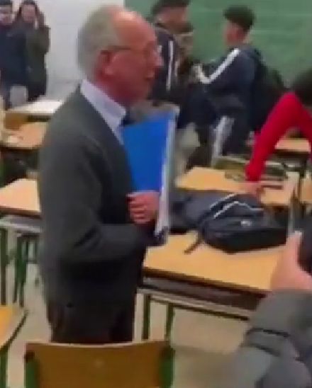 Пожилого учителя-француза «ученики-французы» довели до ручки и старик заплакал