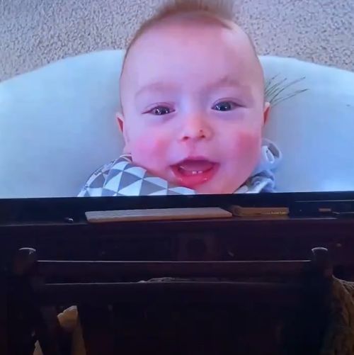 Молодой папа год снимал малыша, чтобы сделать из его звуков кавер на AC/DC⁠⁠