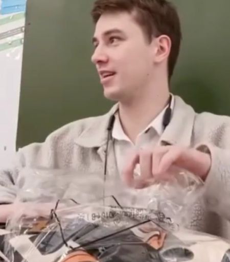 Милота дня — школьники подарили учителю костюм Чжун Ли, когда узнали, что тот играет в Genshin Impact⁠⁠