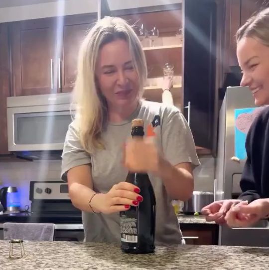 Девчонки открывают бутылку