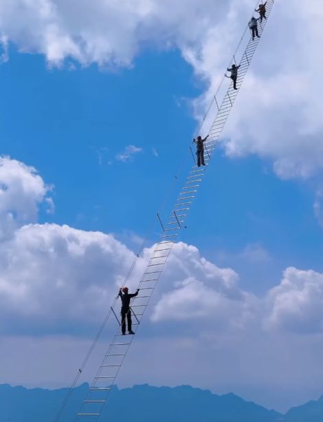 Экстремальная лестница над пропастью в Национальном парке Чжанцзяцзе