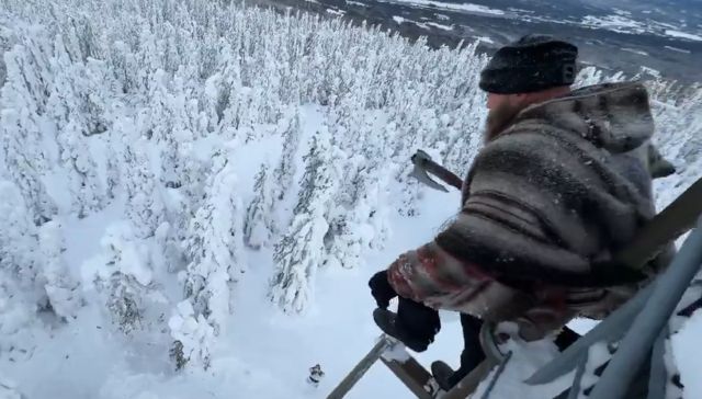 Норвежский блогер Кен Сторнес совершил экстремальный прыжок с топором с 20-метровой высоты