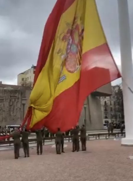 Церемония поднятия флага в Мадриде