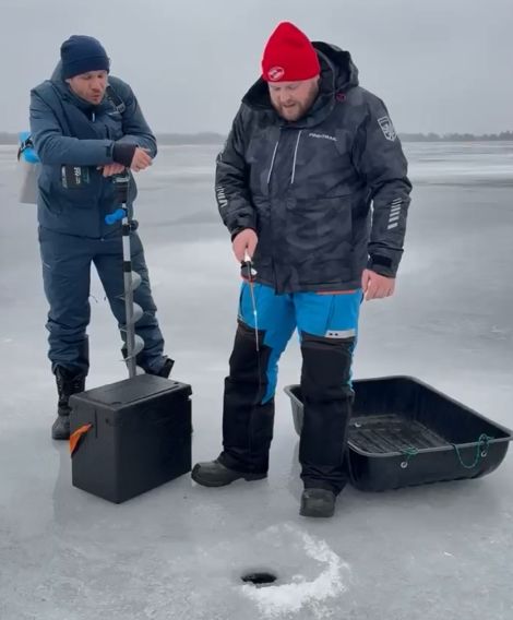 А у вас есть такие упёртые друзья рыбаки?⁠⁠