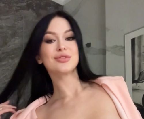 Шикарная брюнетка с голой грудью