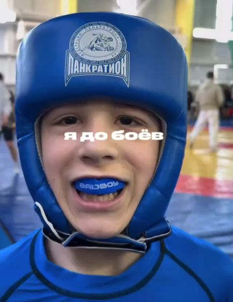 Забавное видео юных спортсменов в боксерских капах завирусилось в сети