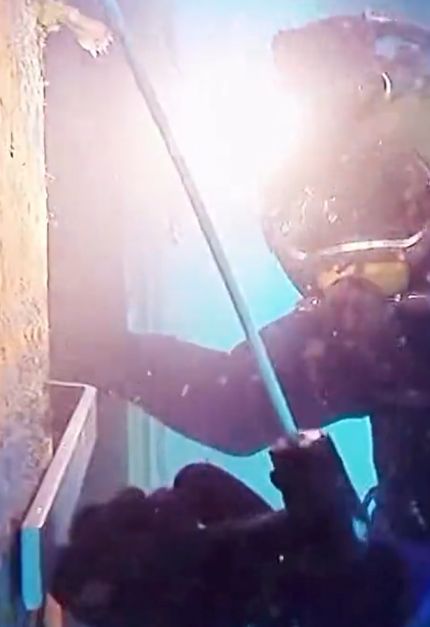 Зато искры за шиворот не летят