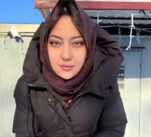 Девушка открыла Озон в деревне