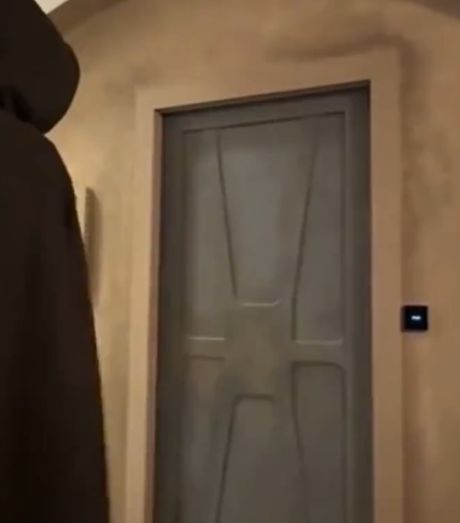 Фанат Звездных войн построил детализированный звездолет в своем доме