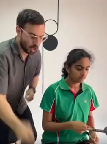 Просто отличный учитель игры на барабанах!