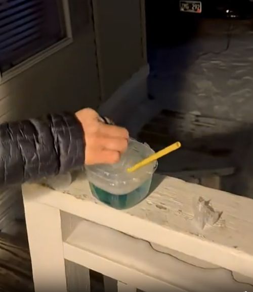 Эффектное замерзание пузырьков на морозе