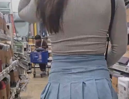 Поэтому мужчина всегда пропускает девушку вперёд