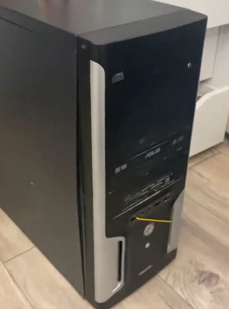 Мальчик попробовал включить компьютер деда