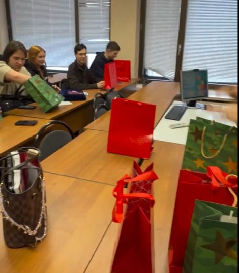 Студентки МГИМО подарили часы Rolex своим одногруппникам в честь 23 февраля