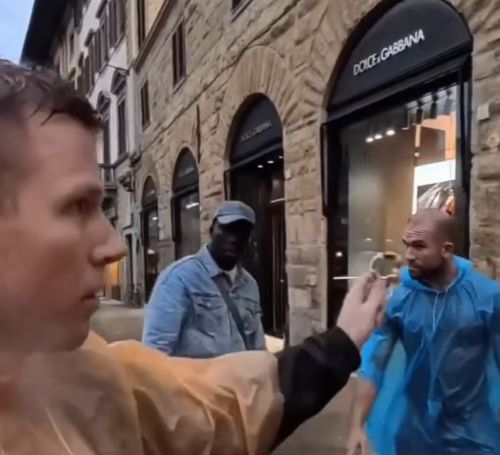 Плохие туристы издеваются на камеру над коренным жителем ⁠⁠