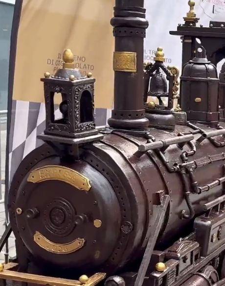 Самая длинная шоколадная скульптура, длиной 55 метров