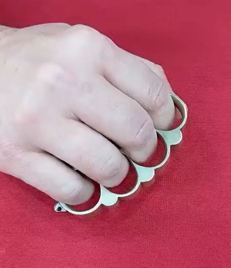 Необычный кастет