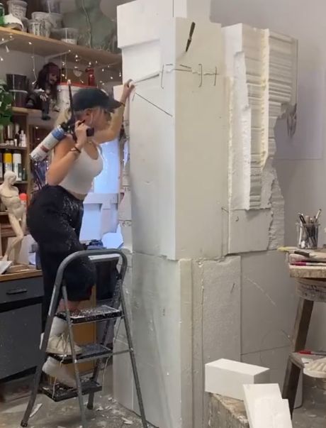 Что будет, если дать девушке несколько больших кусков пенопласта