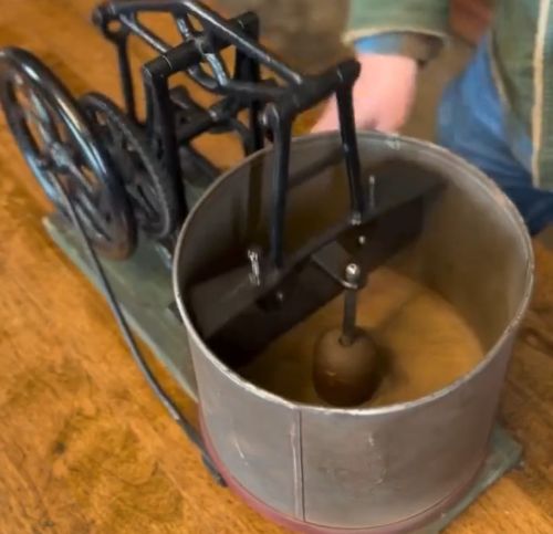 Механизм из прошлого века для шинковки капусты