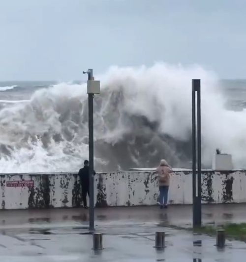 Огромные волны накрывают набережные Сочи