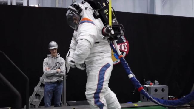 Сравнение мобильности лунных скафандров Axiom AxEMU и моделей эпохи Аполлона