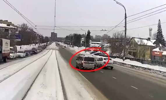 Трамвай протаранил Ладу Ларгус при развороте в Казани