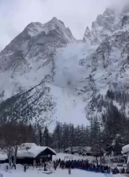 Когда сходит лавина, надо стоять и смотреть! Стоять и смотреть!