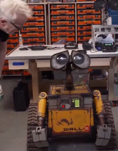 Британец потратил шесть лет на создание точной копии робота ВАЛЛ-И из мультфильма Pixar