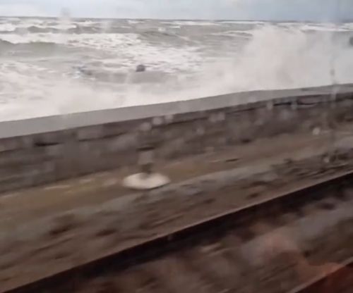 Штормит море