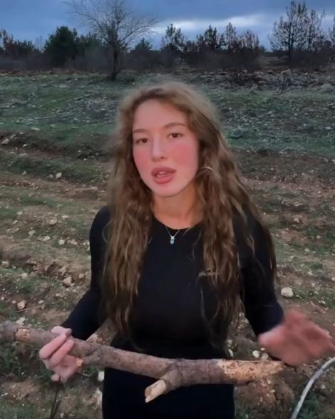 Идущая к реке⁠⁠